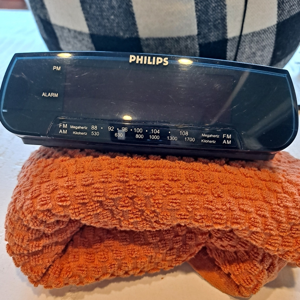 Philips alarm clock radio. Wsq